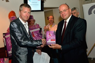 Fred Teeven neemt mijn boek in ontvangst.